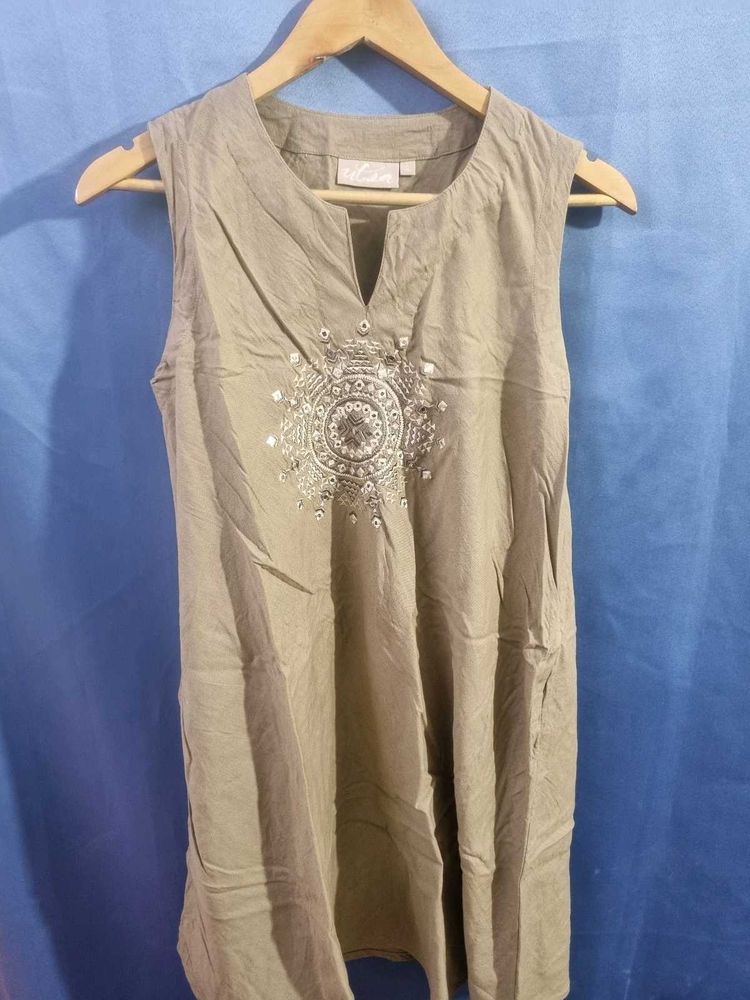 Utsa Embroidered Sleeveless Tunic Top