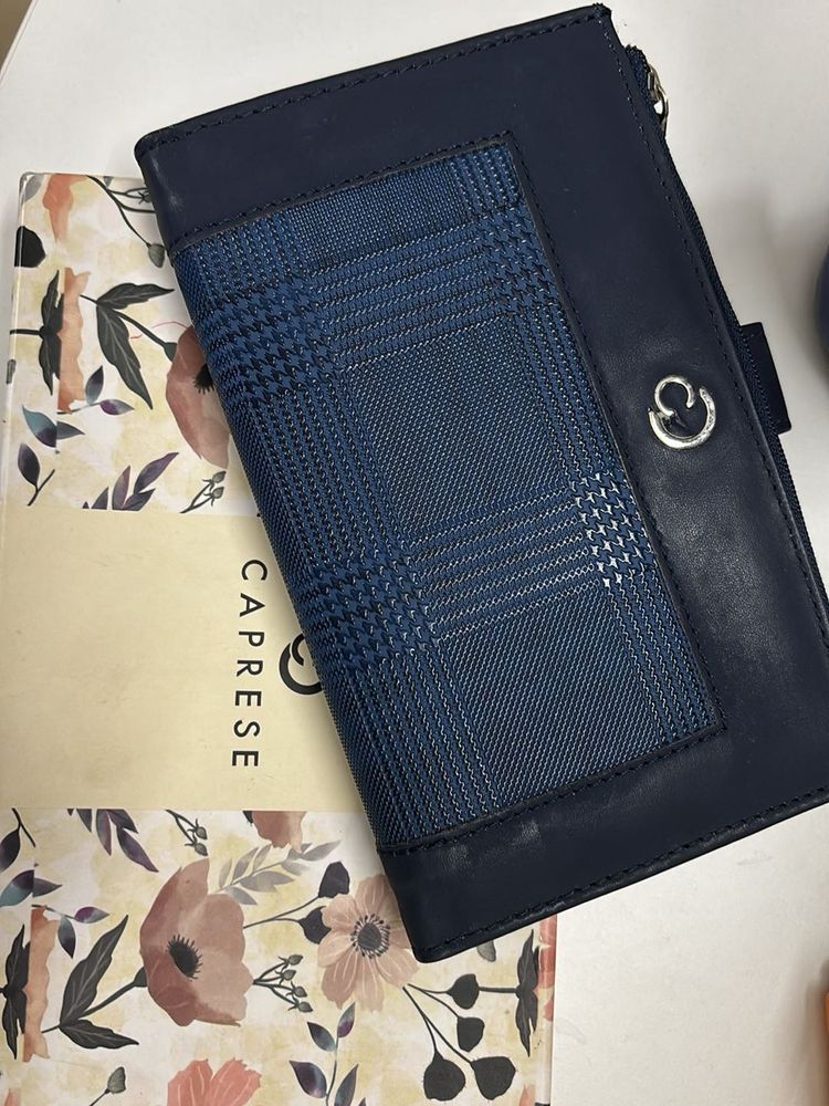 Caprese bifold wallet with zipper compartment