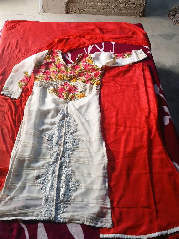 Elegant White Kurta Set with Floral Embroidery