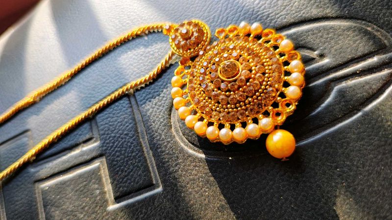 Elegant Gold-Toned Necklace with Pearls