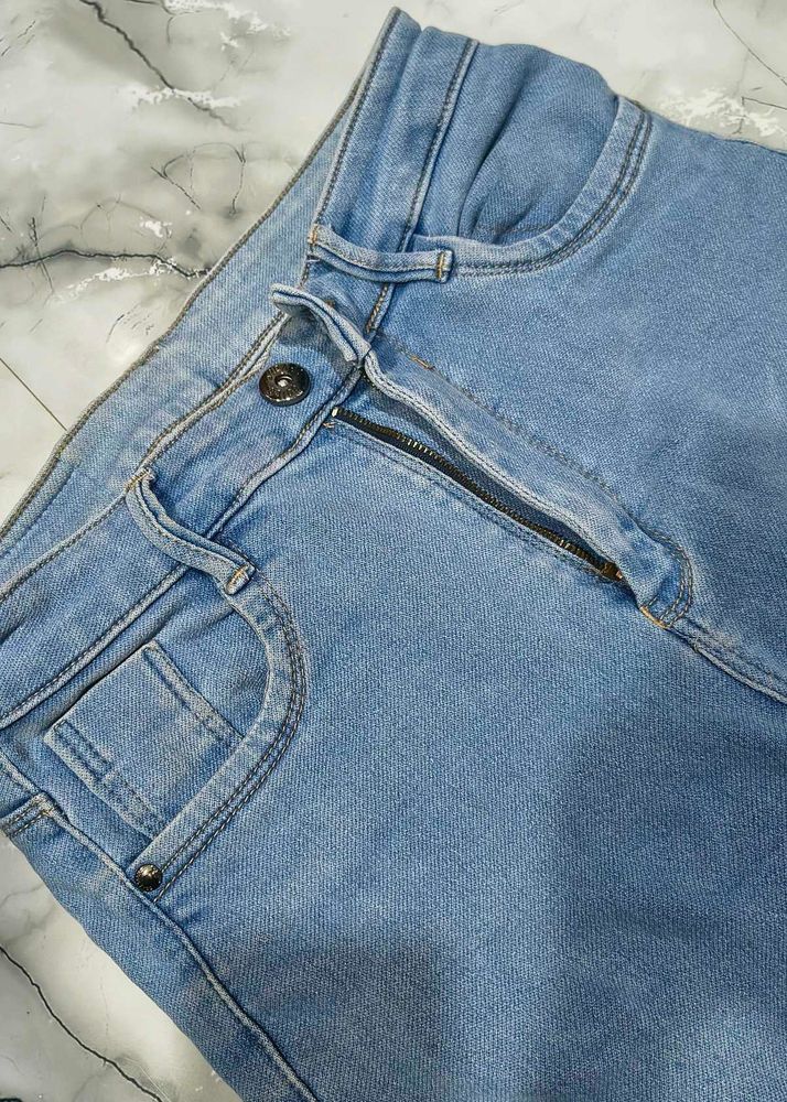 Light Wash Denim Jeans 🌀🌧️