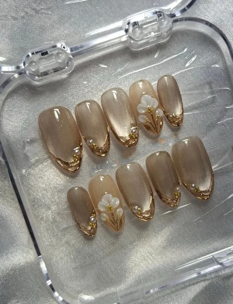 Elegant Press-On Nails with Floral Design