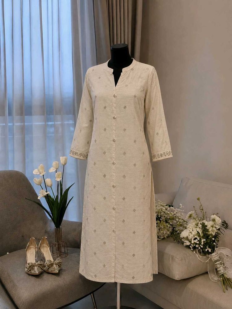 Ivory Bloom Embroidered Kurti ✨