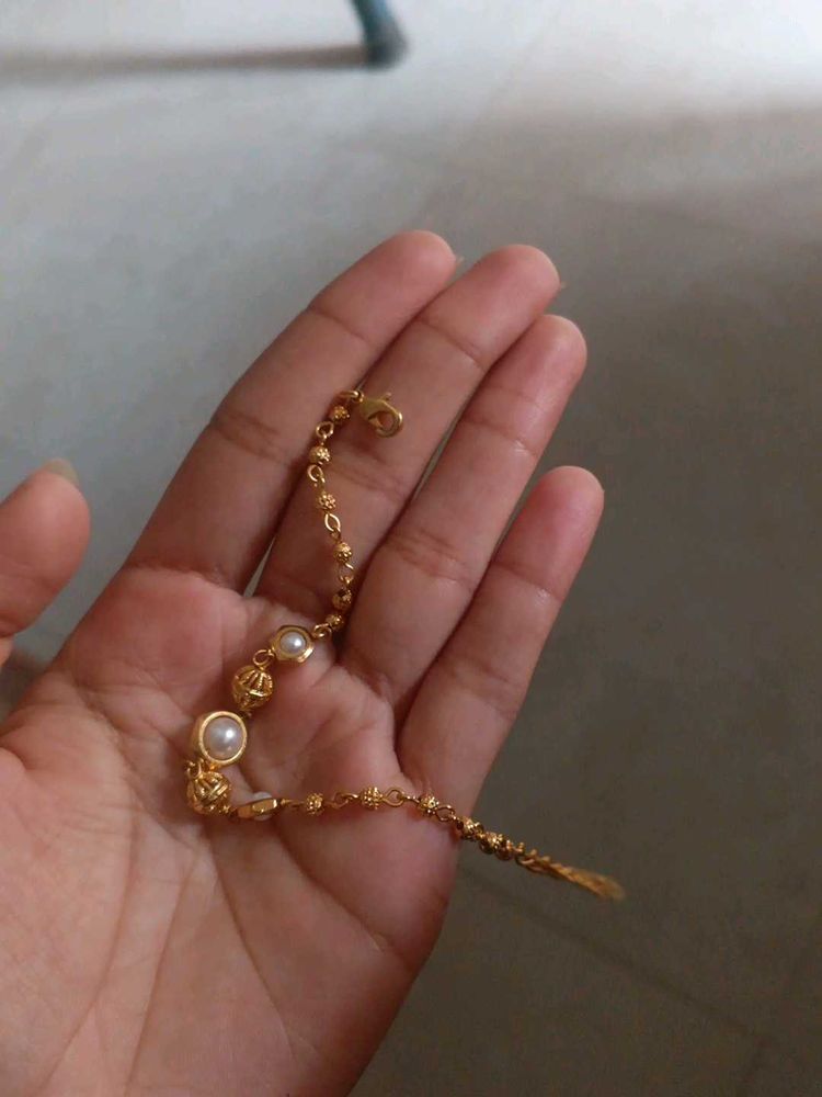 Elegant Gold Bracelet with Pearls