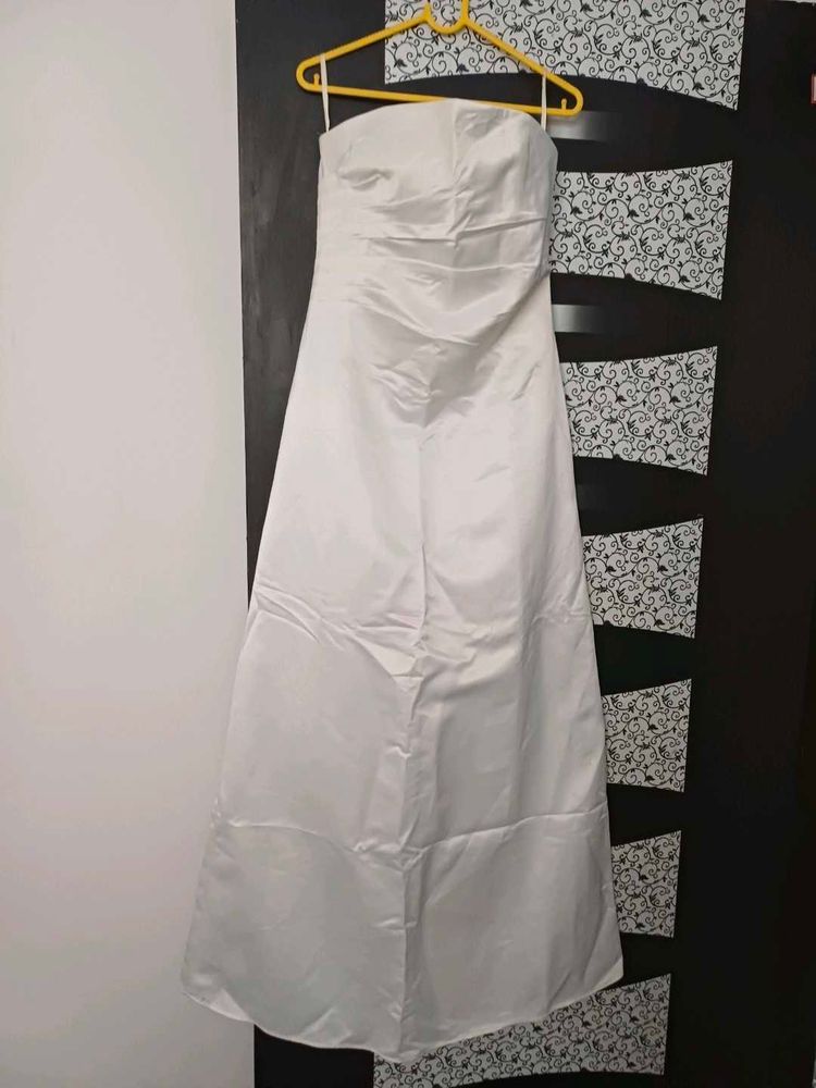 Elegant White Strapless Gown
