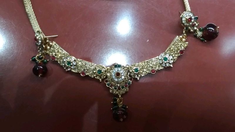 Elegant Gold-Toned Necklace Set with Stones