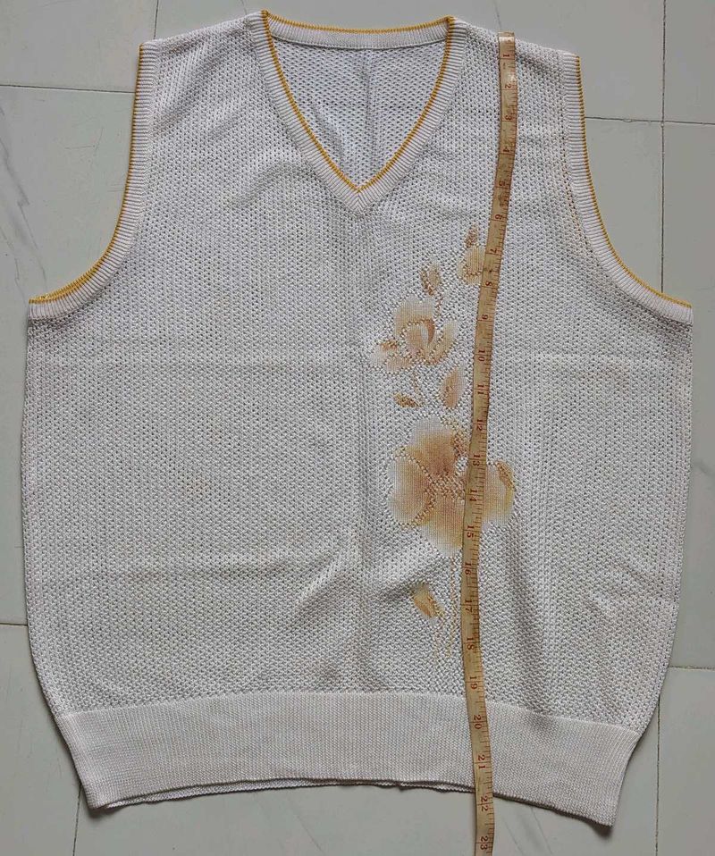 Women's White V-Neck Sleeveless Sweater