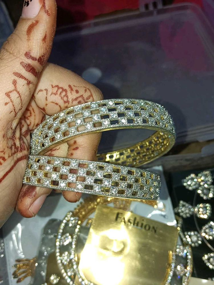 WOMEN AD BANGLES