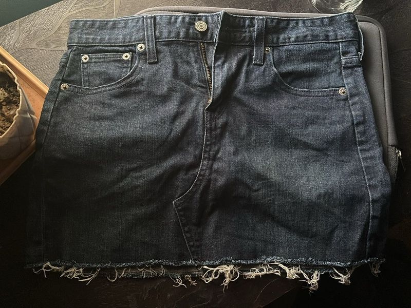 Levi’s Classic Denim Mini Skirt