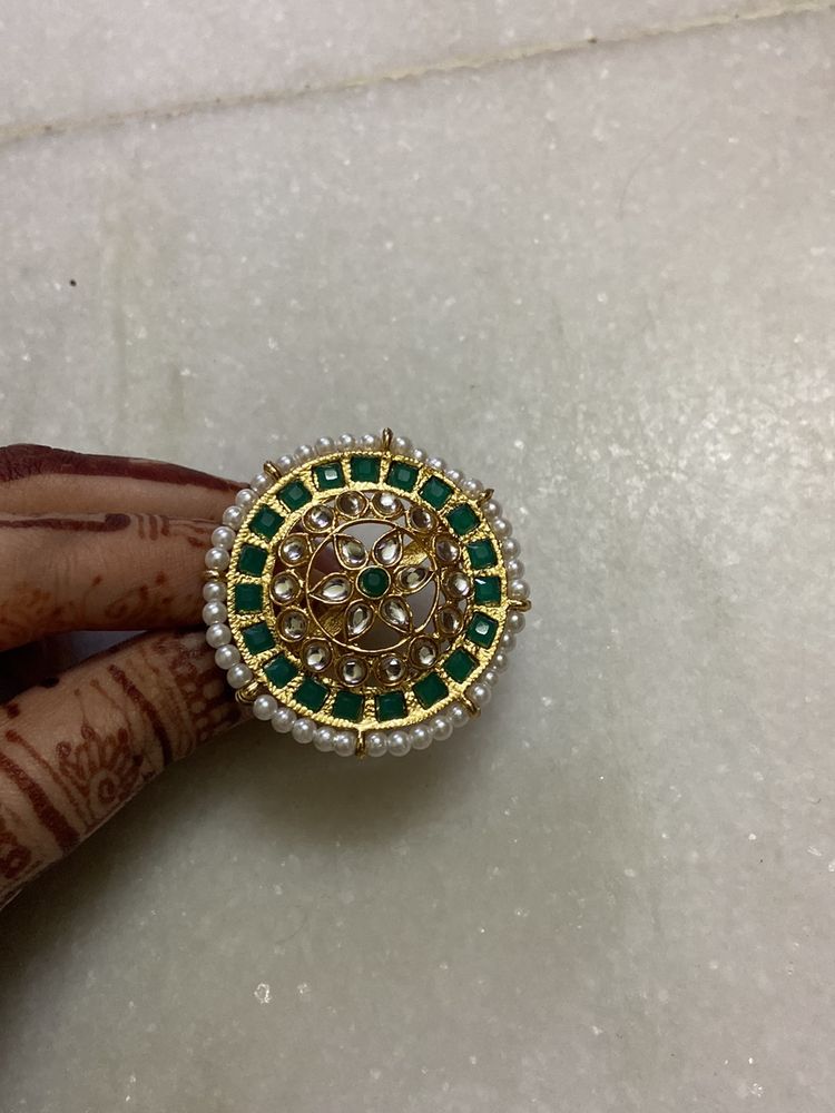 GREEN STONE STATMENT ROUND RING.