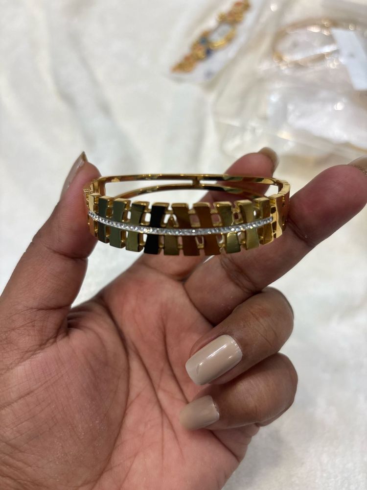 Elegant Gold Tone Bracelet
