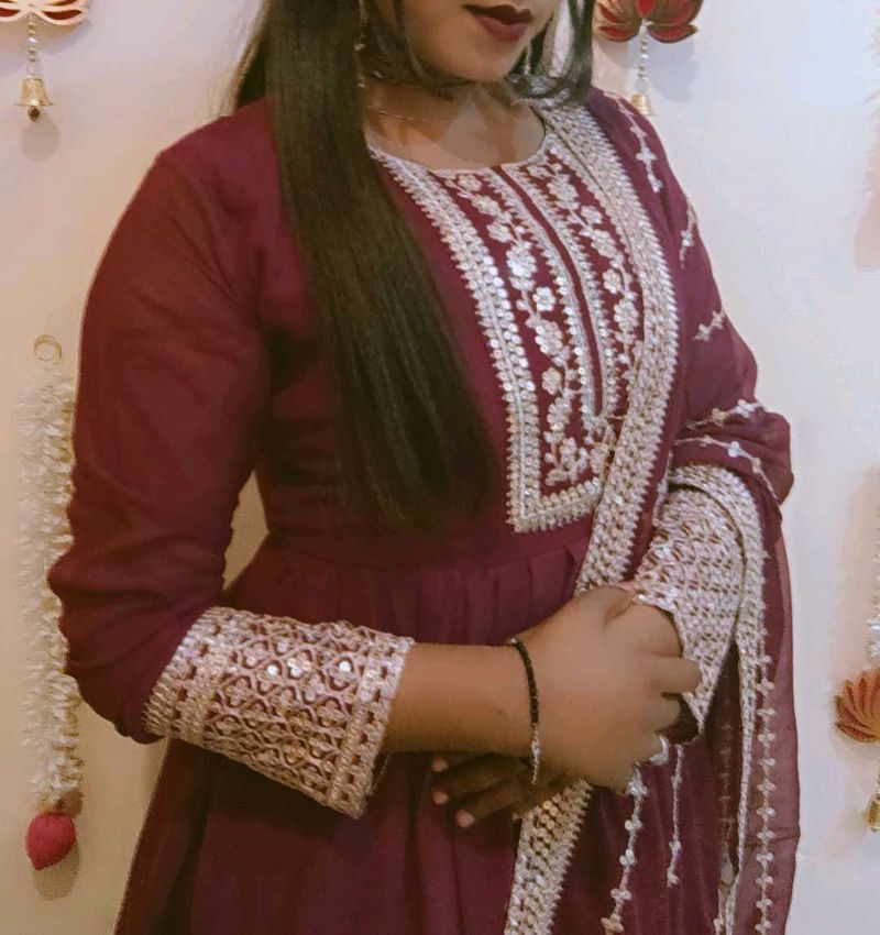 Elegant Purple Embroidered Kurta Set L size