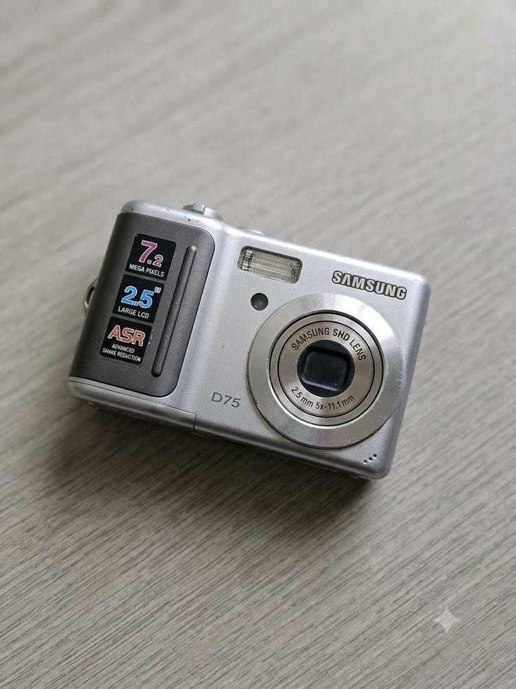 Samsung D75 Digital Camera