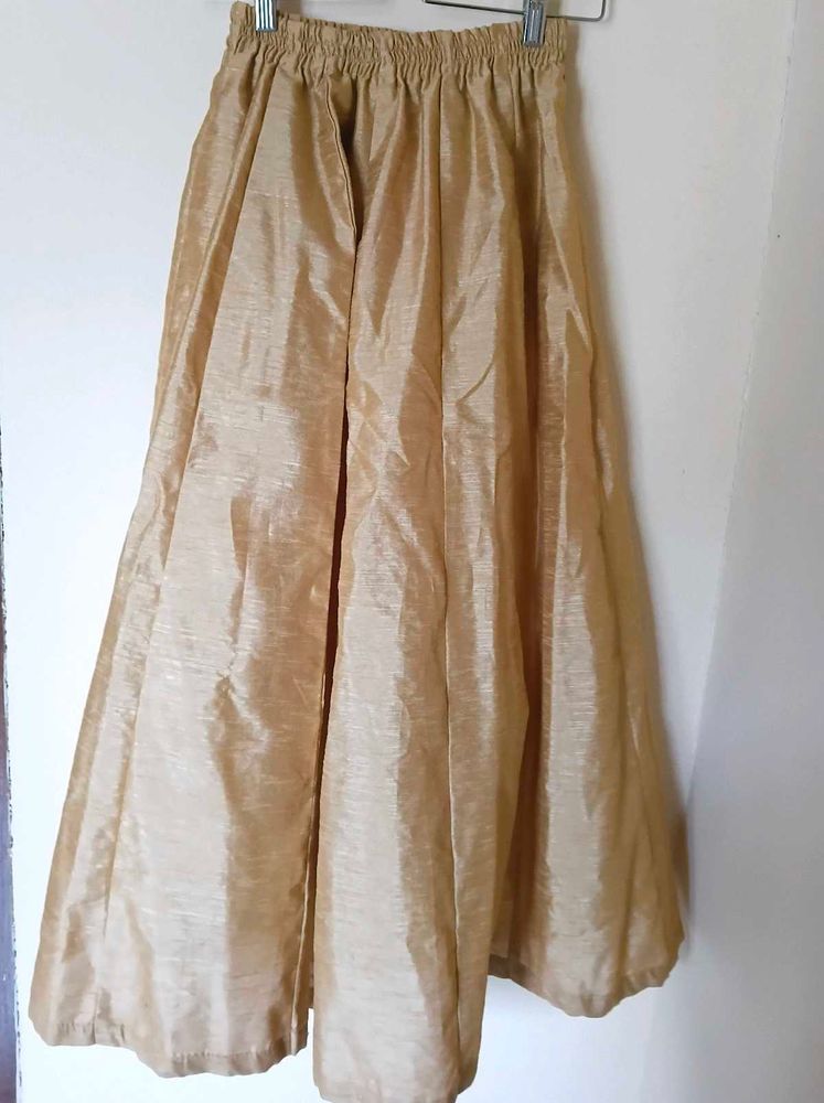 Elegant Gold coloured skirt