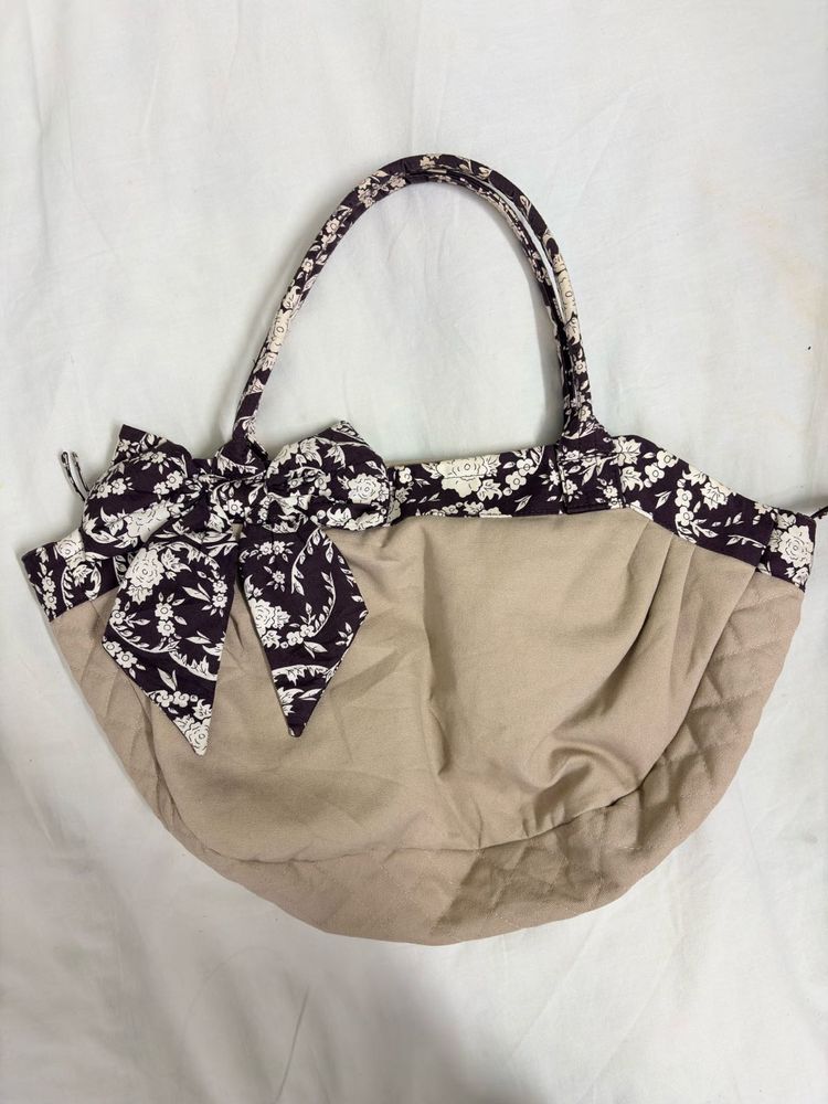 Chic Tote Bag with Floral Accent