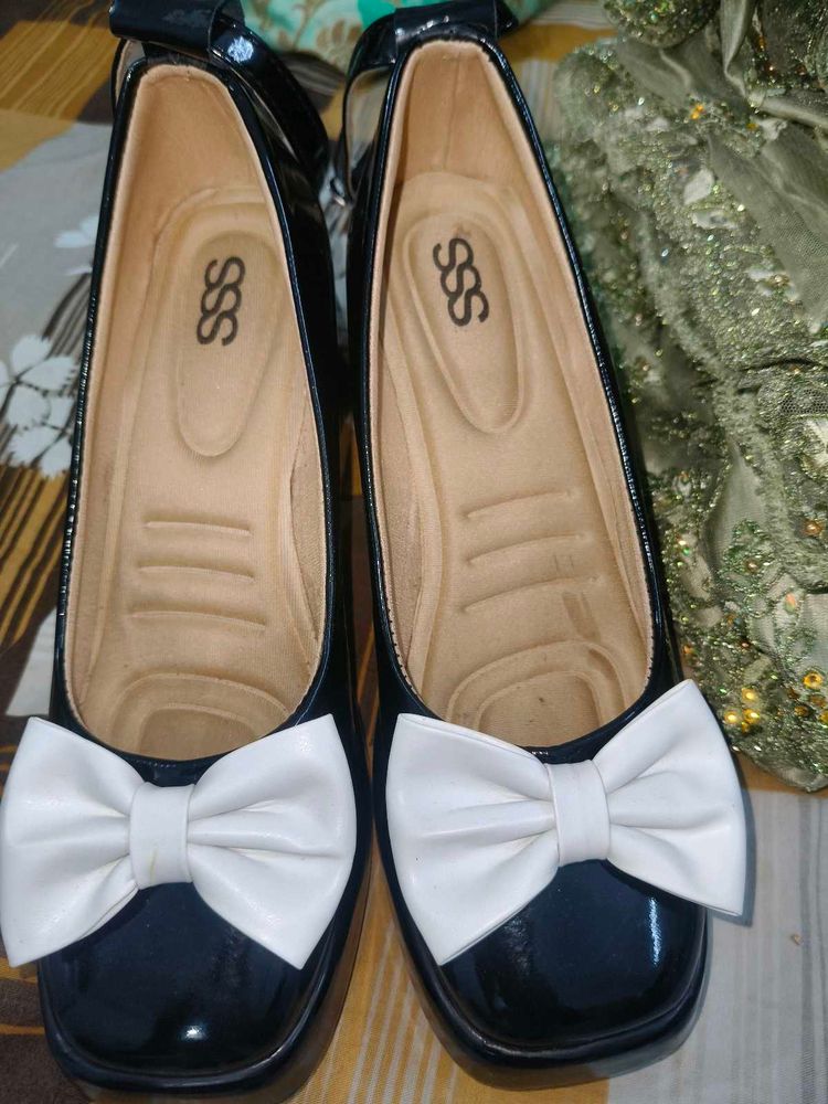 Chic Black Bow Flats