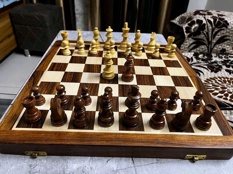 Folded wood Chess magnetic Set with 2 extra queen