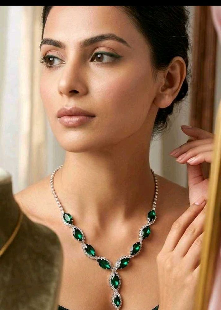 Stunning Emerald and Diamond Necklace Set