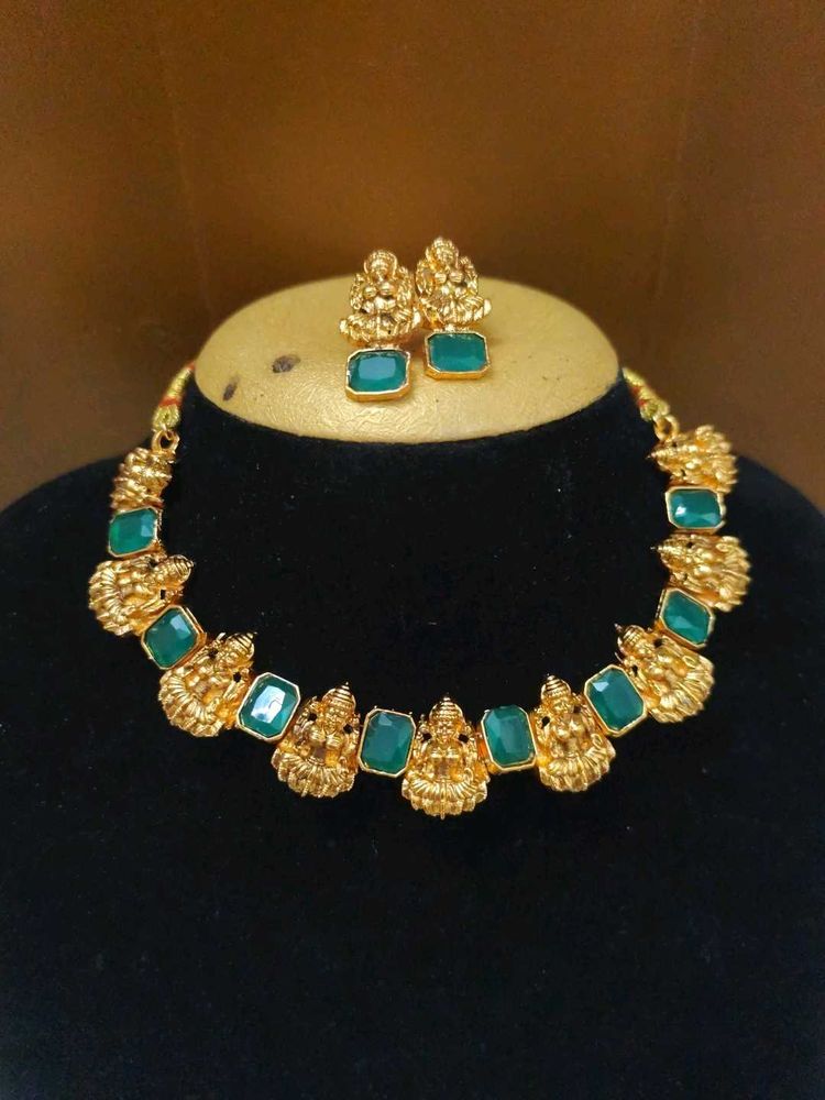 necklace set with green stone