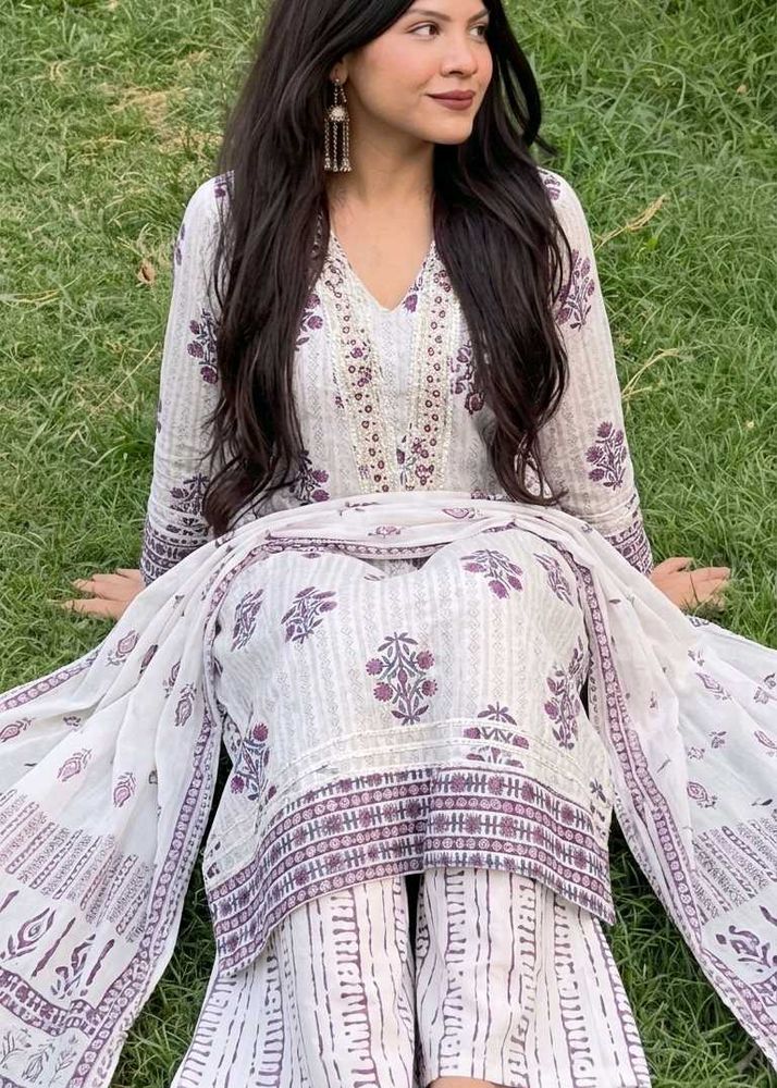 Elegant White &amp; Purple Floral Print kurta Set
