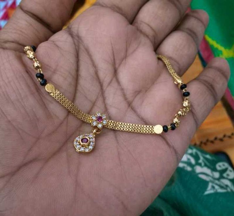 Elegant Gold Necklace with Pendant