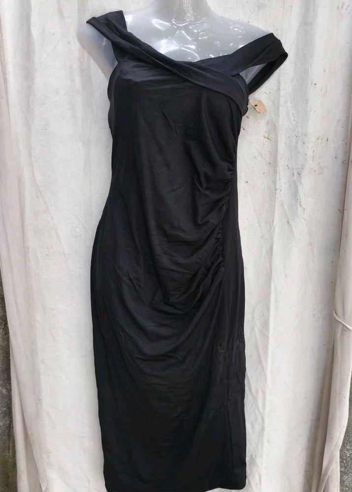 20238. Chic Black Off-Shoulder Ruched Midi Dress