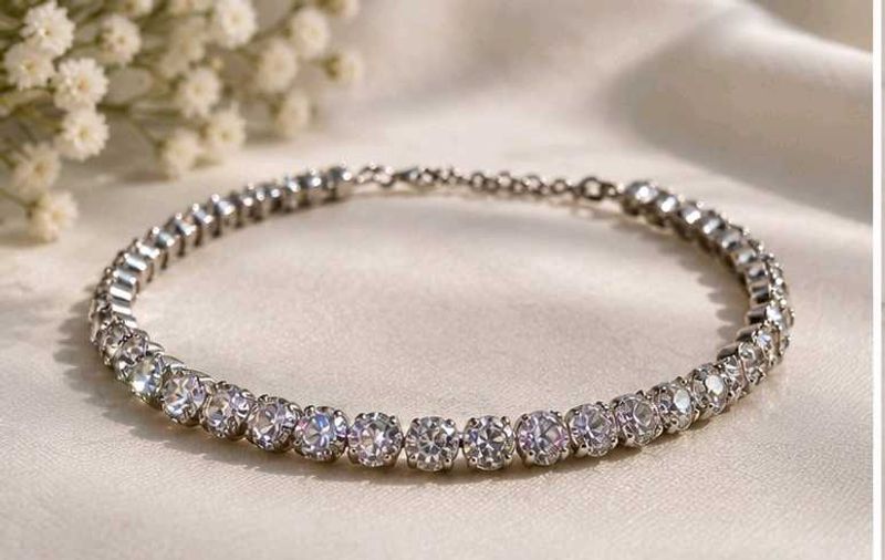 Sparkling daimond choker