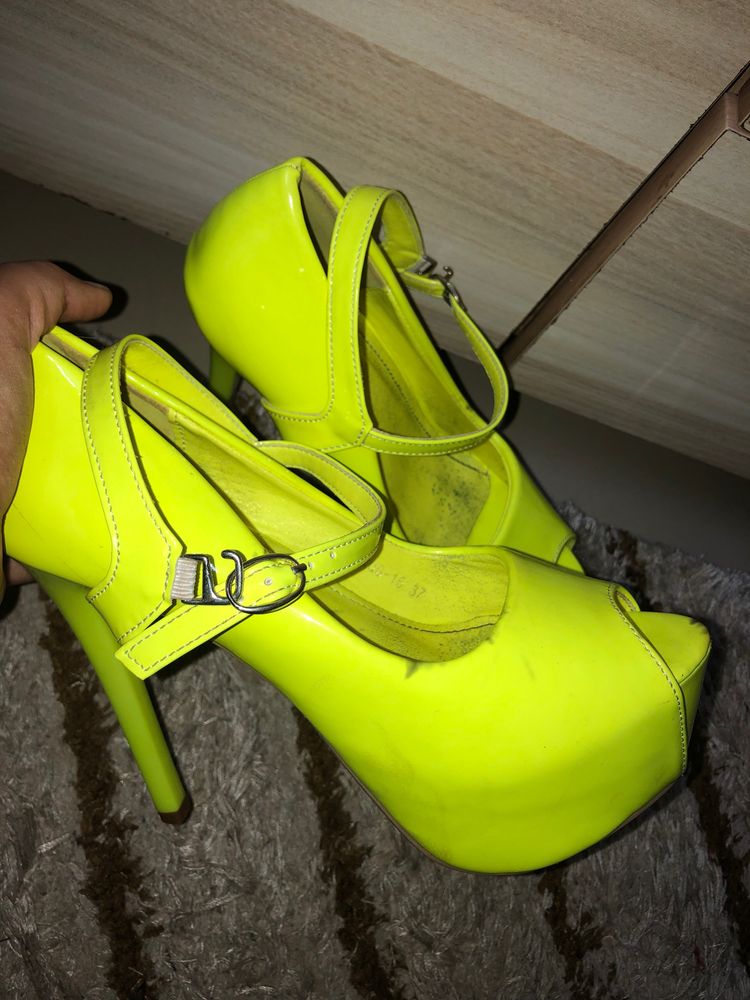 Neon Heels 👠