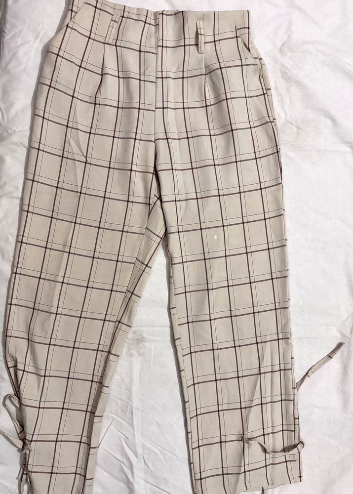 beige checkered straight-fit pants 🤎