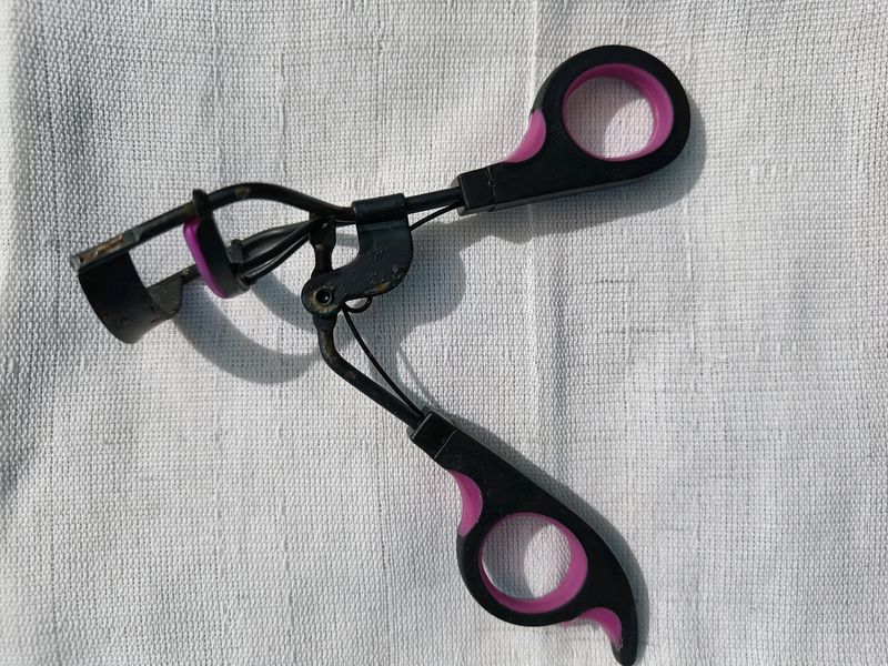 Go Bonjour Brand Eyelash Curler.