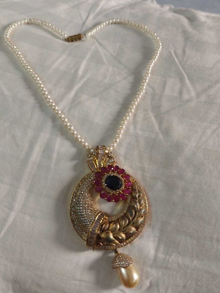 Elegant Pearl Necklace with Statement Pendant
