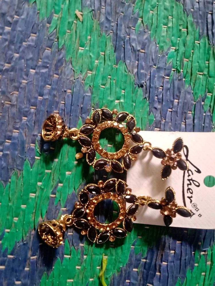 Elegant Black &amp; Gold Tone Earrings