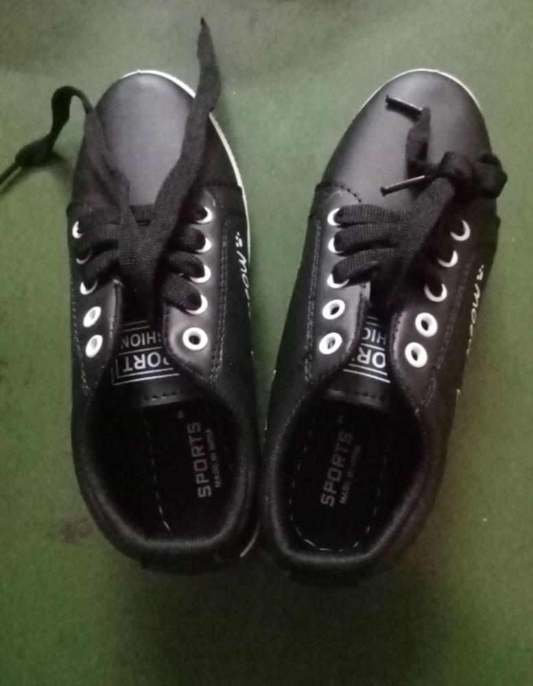 Black Lace-Up Casual Sneakers
