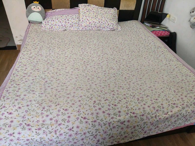 Bedsheet with pillow covers.