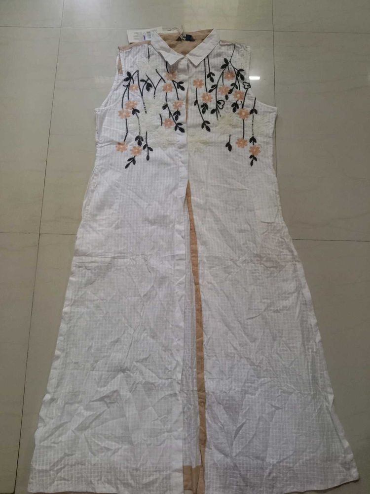 Elegant White Floral Embroidered kurti
