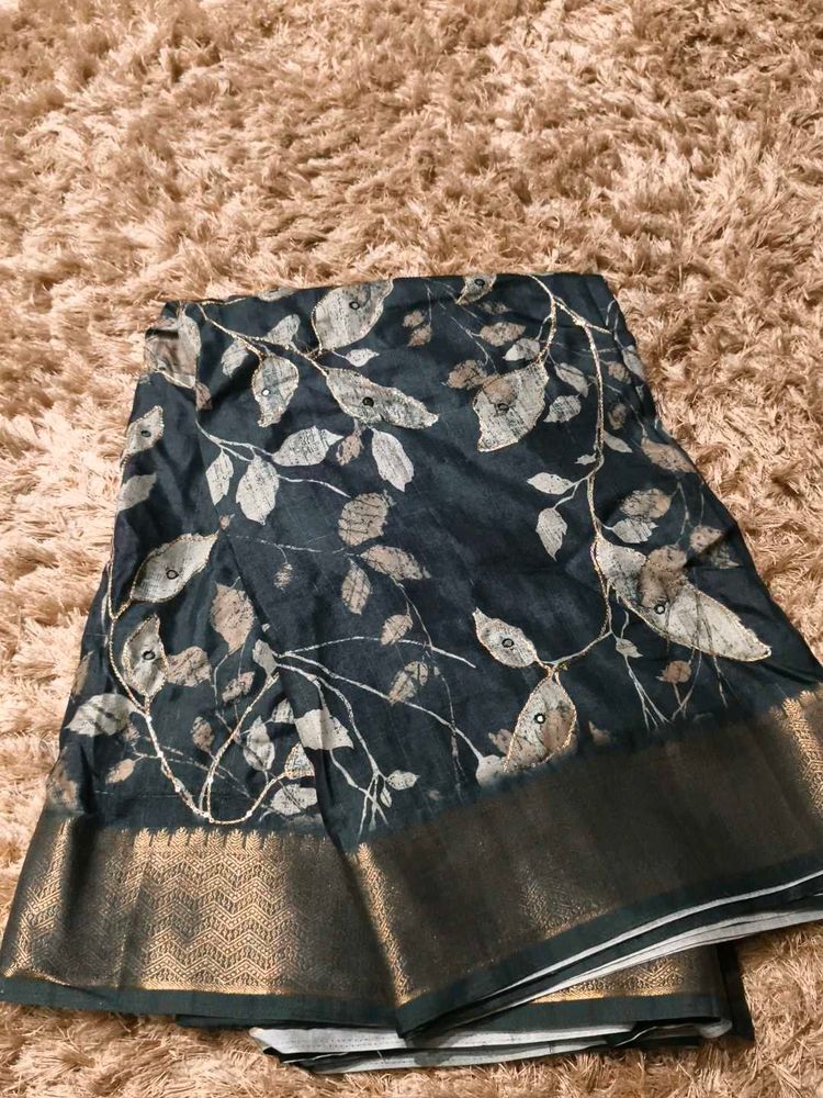 Elegant Leaf Print Saree