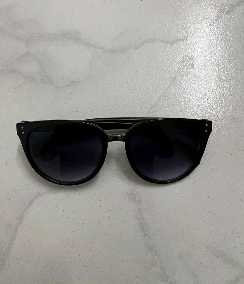 Stylish Black Cat-Eye Sunglasses