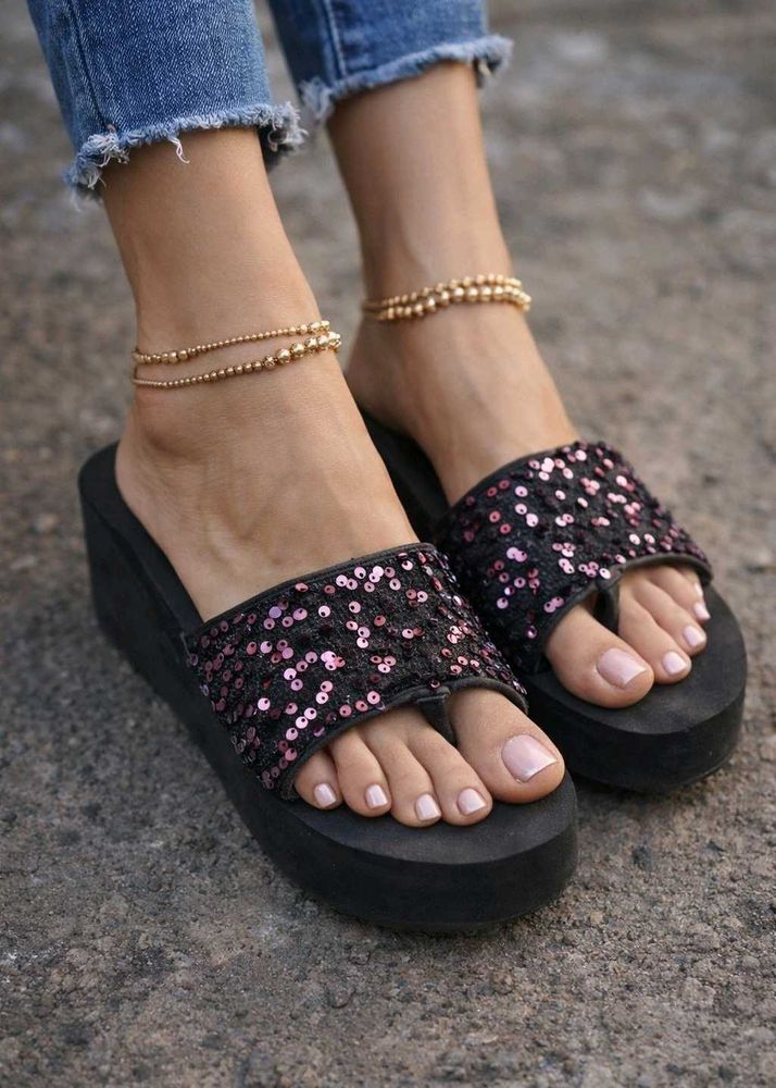 sandals/ sequence/ flip flop