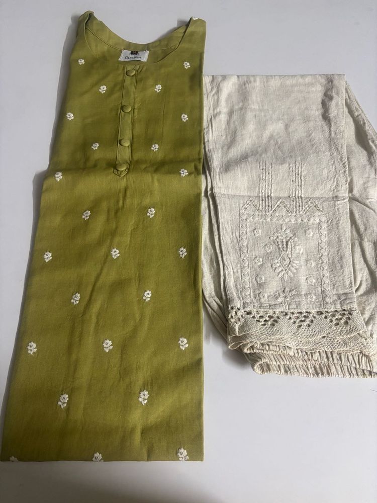 Elegant Kurta Set with Intricate Embroidery