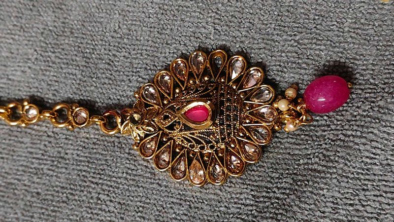 Exquisite Kundan Maang Tikka