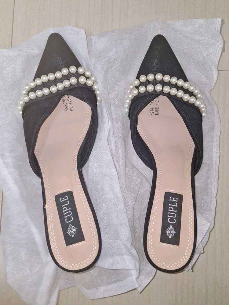 Imported Black heels with pearls new  ✨️