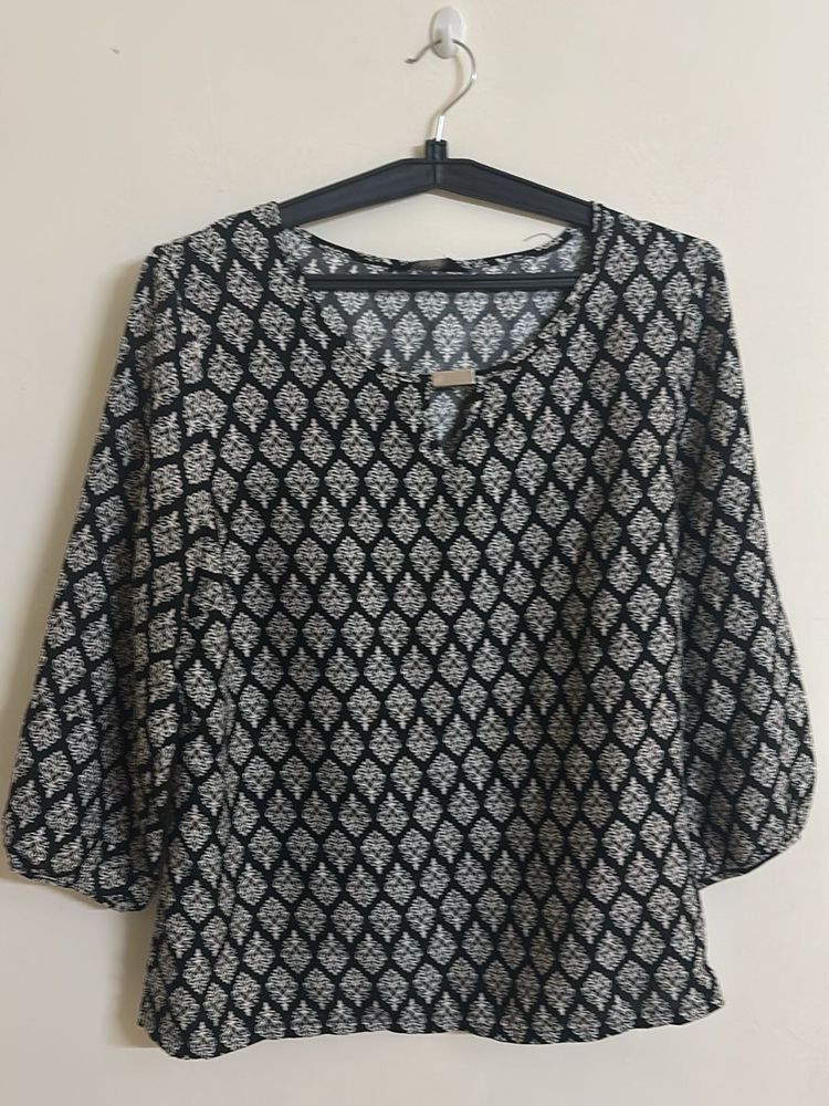 Stylish Black &amp; White Printed Top