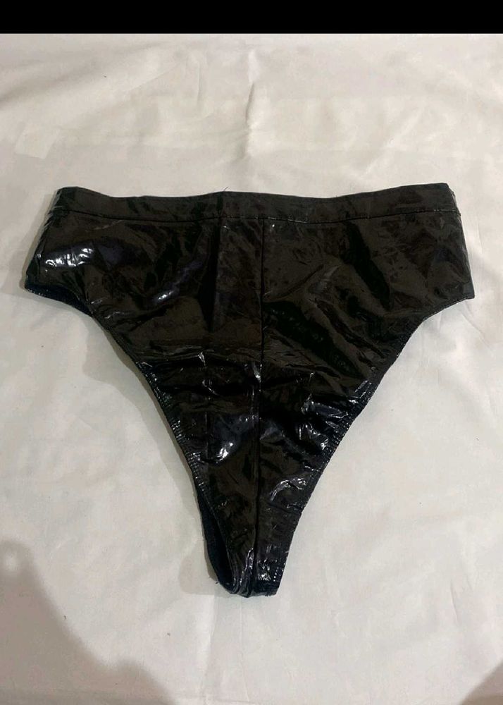 Shiny Black High-Waisted Bottoms made of la