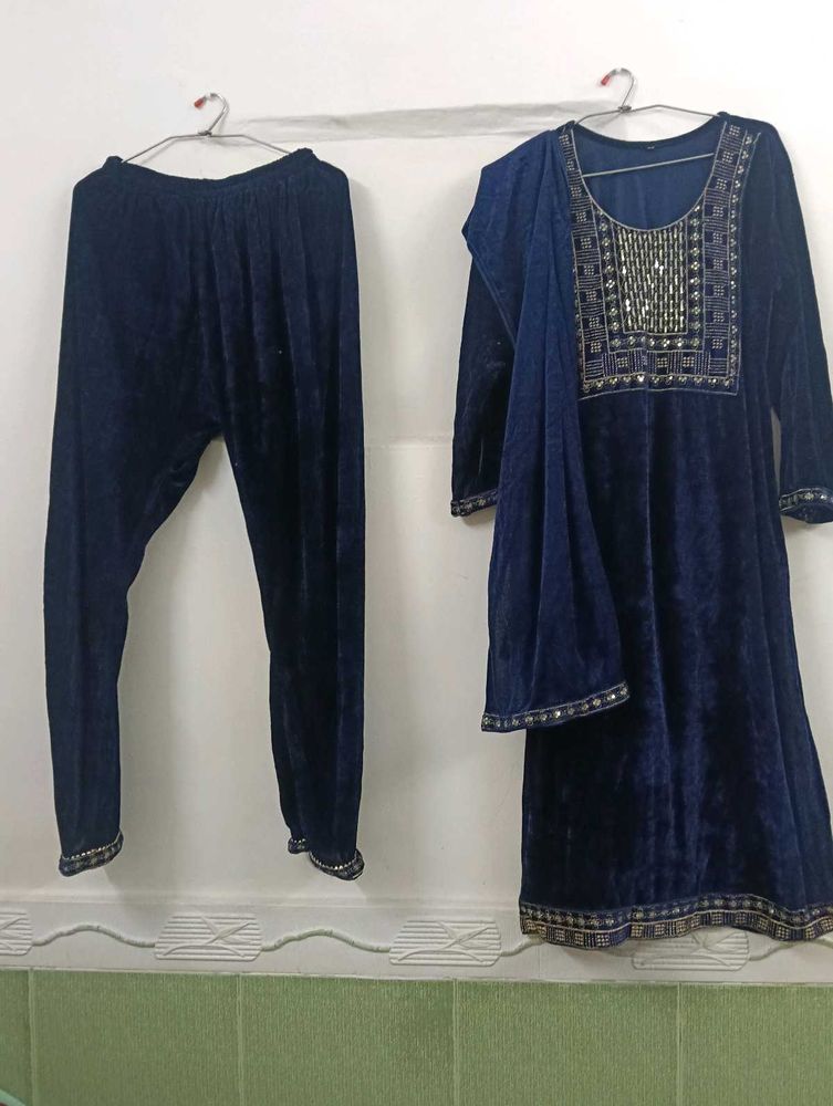 Elegant Navy Velvet Kurta Set with Embellishments