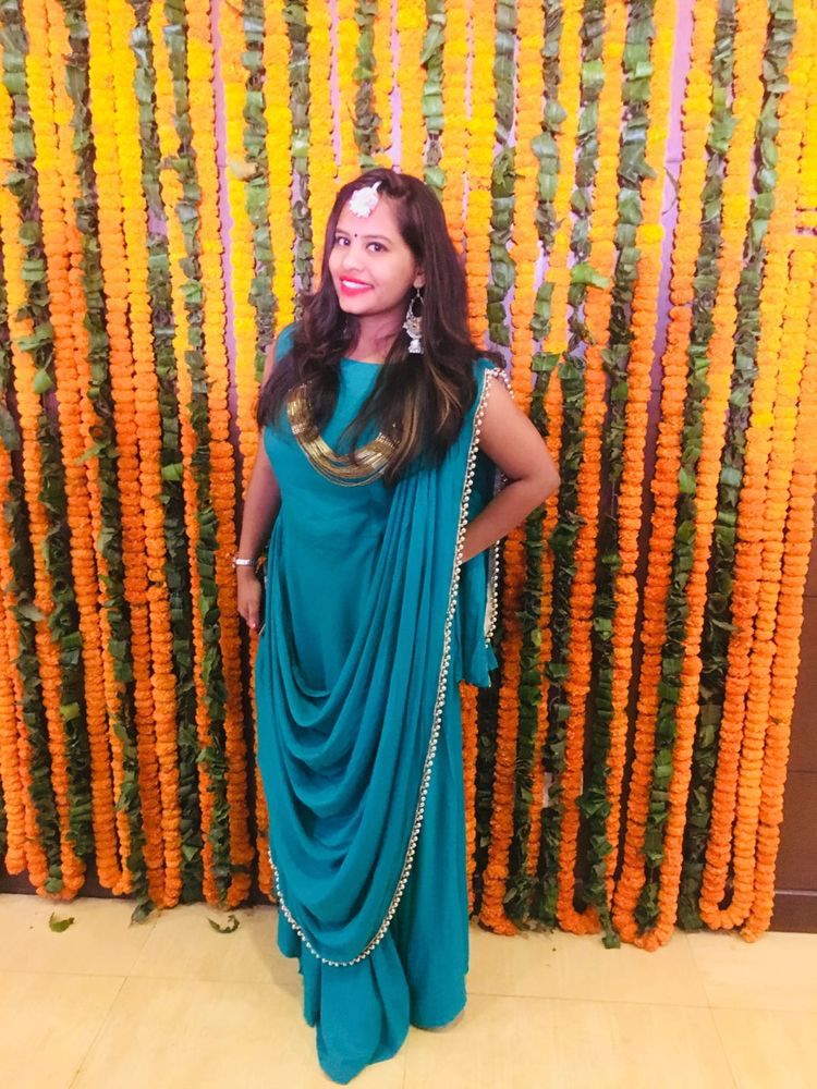Elegant Teal Saree with Pearl Embellishments