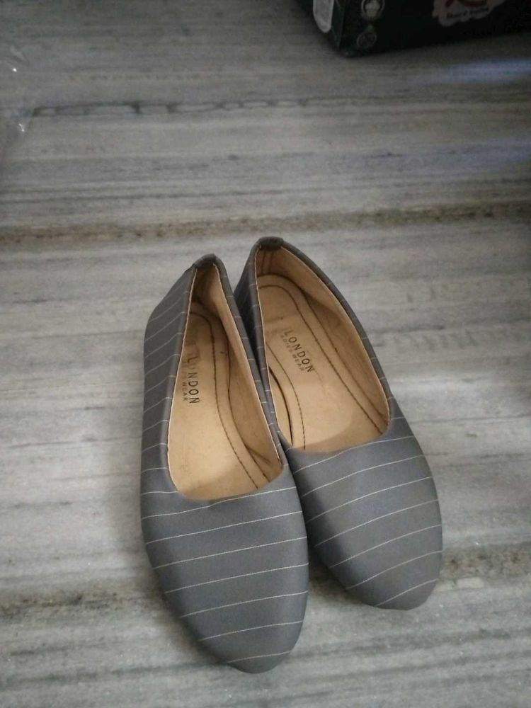 Stylish Grey Striped Flats