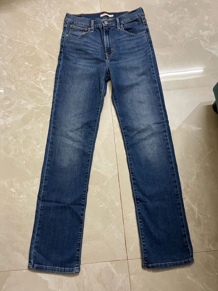 Levis Straight Fit Jeans