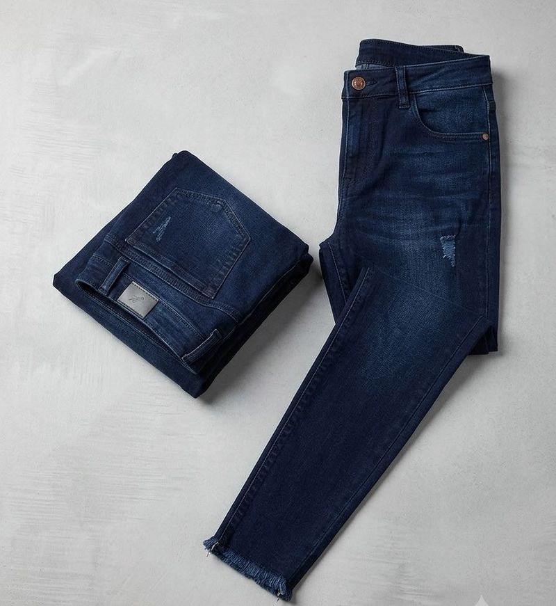 Chic Distressed High-Rise Skinny Jeans in Dark Ind
