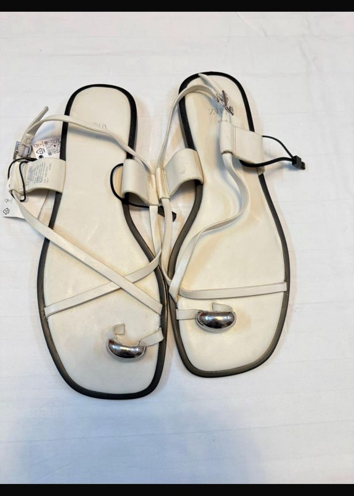 Stylish White Toe Ring Flat Sandals