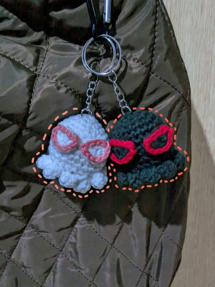 Spider crochet keychain🕷️🕸️(1 piece)